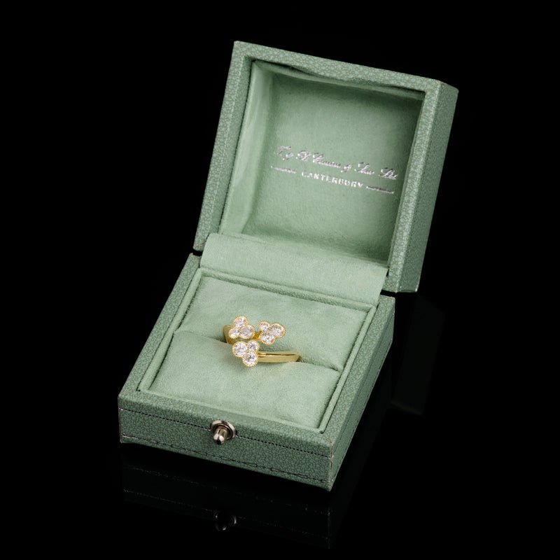 A diamond triple trefoil entwined cluster ring