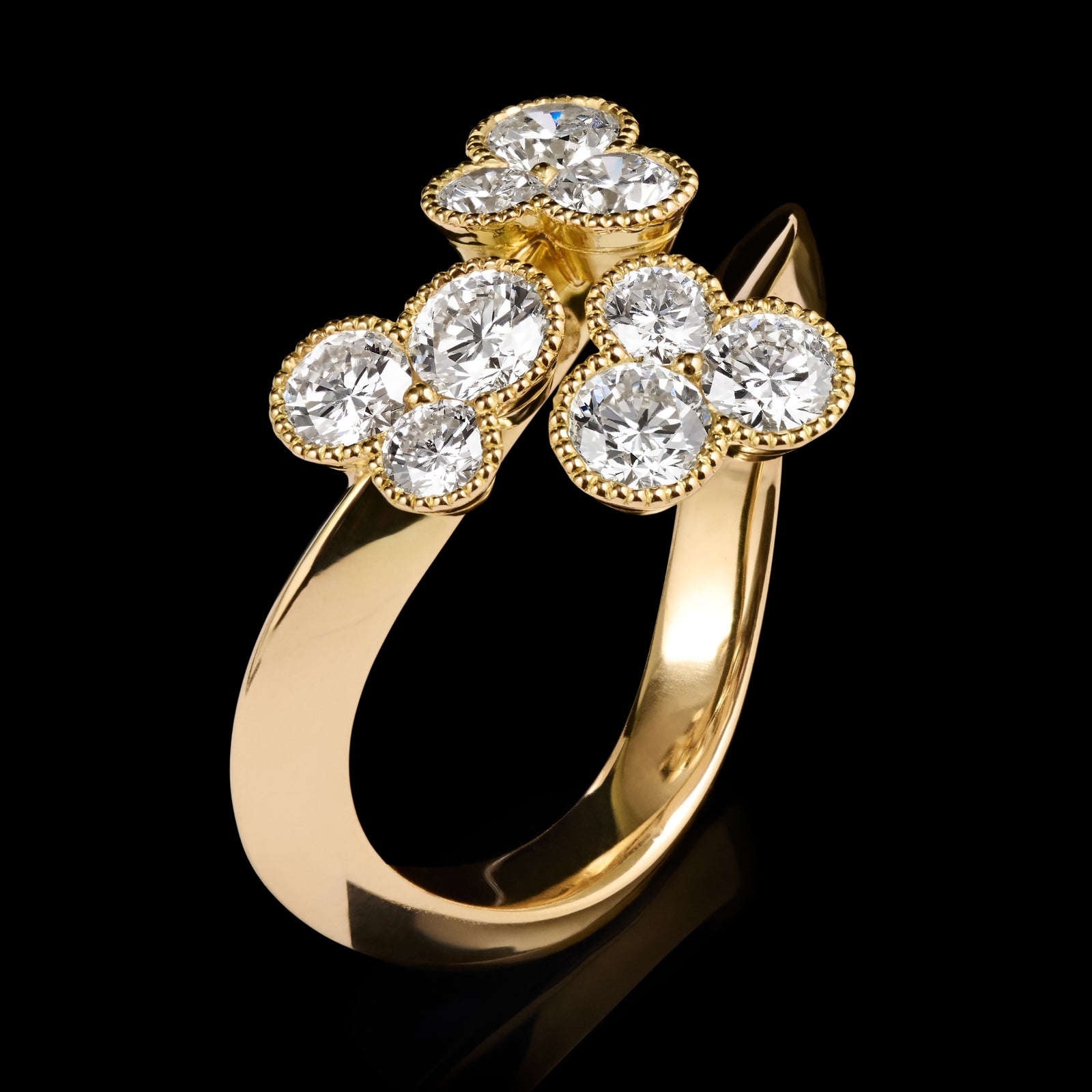 A diamond triple trefoil entwined cluster ring