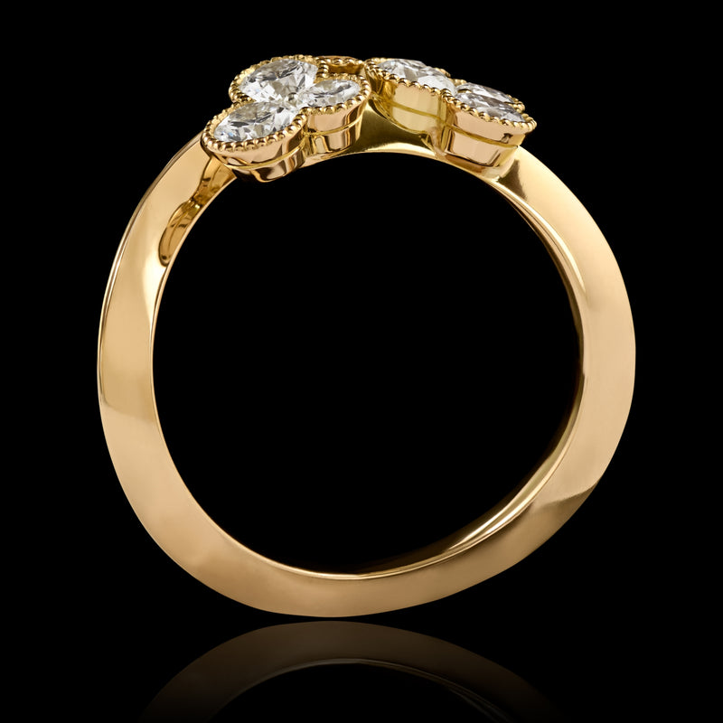 A diamond triple trefoil entwined cluster ring