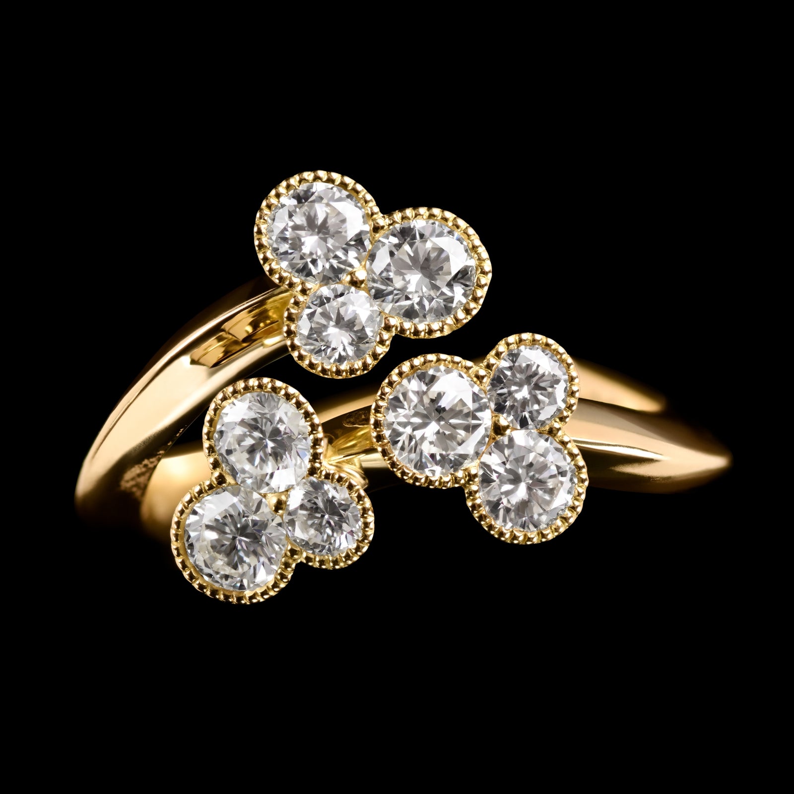 A diamond triple trefoil entwined cluster ring