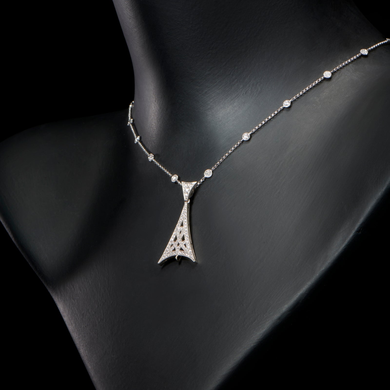 Astoria. A truly remarkable Cousins diamond pendant with an antique diamond of 3.50 carats