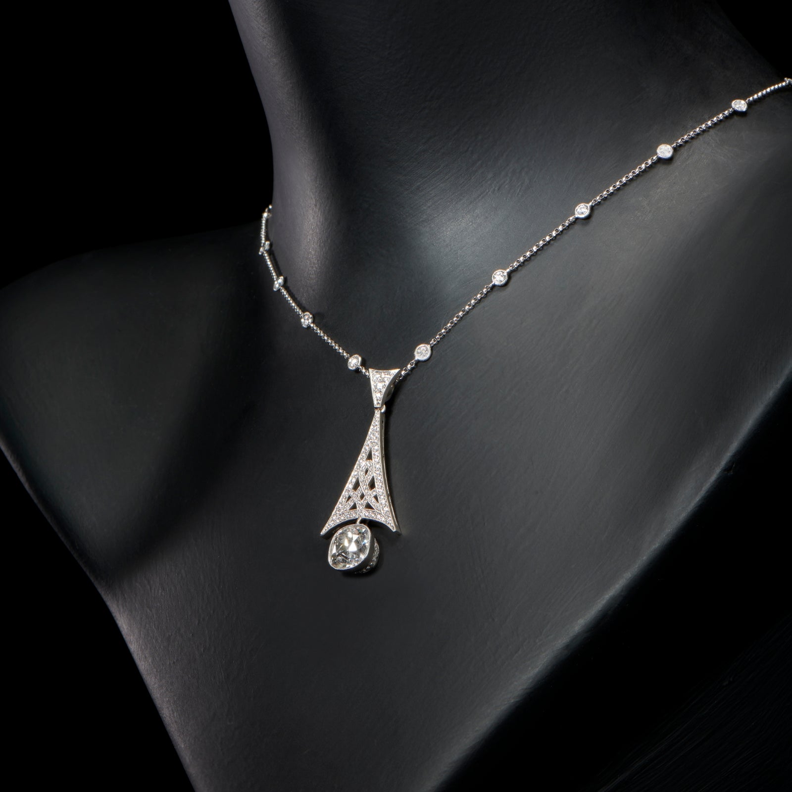 Astoria. A truly remarkable Cousins diamond pendant with an antique diamond of 3.50 carats