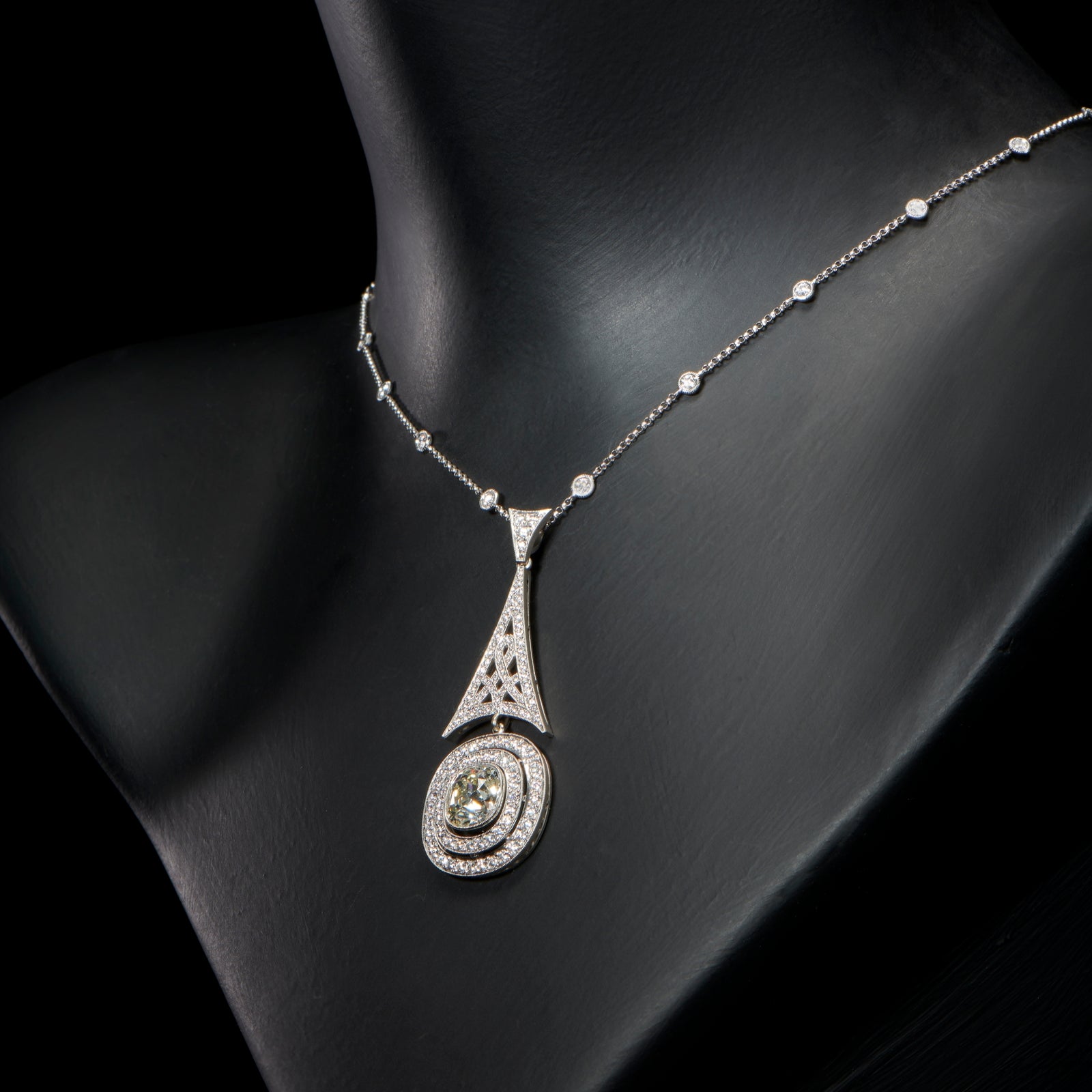 Astoria. A truly remarkable Cousins diamond pendant with an antique diamond of 3.50 carats