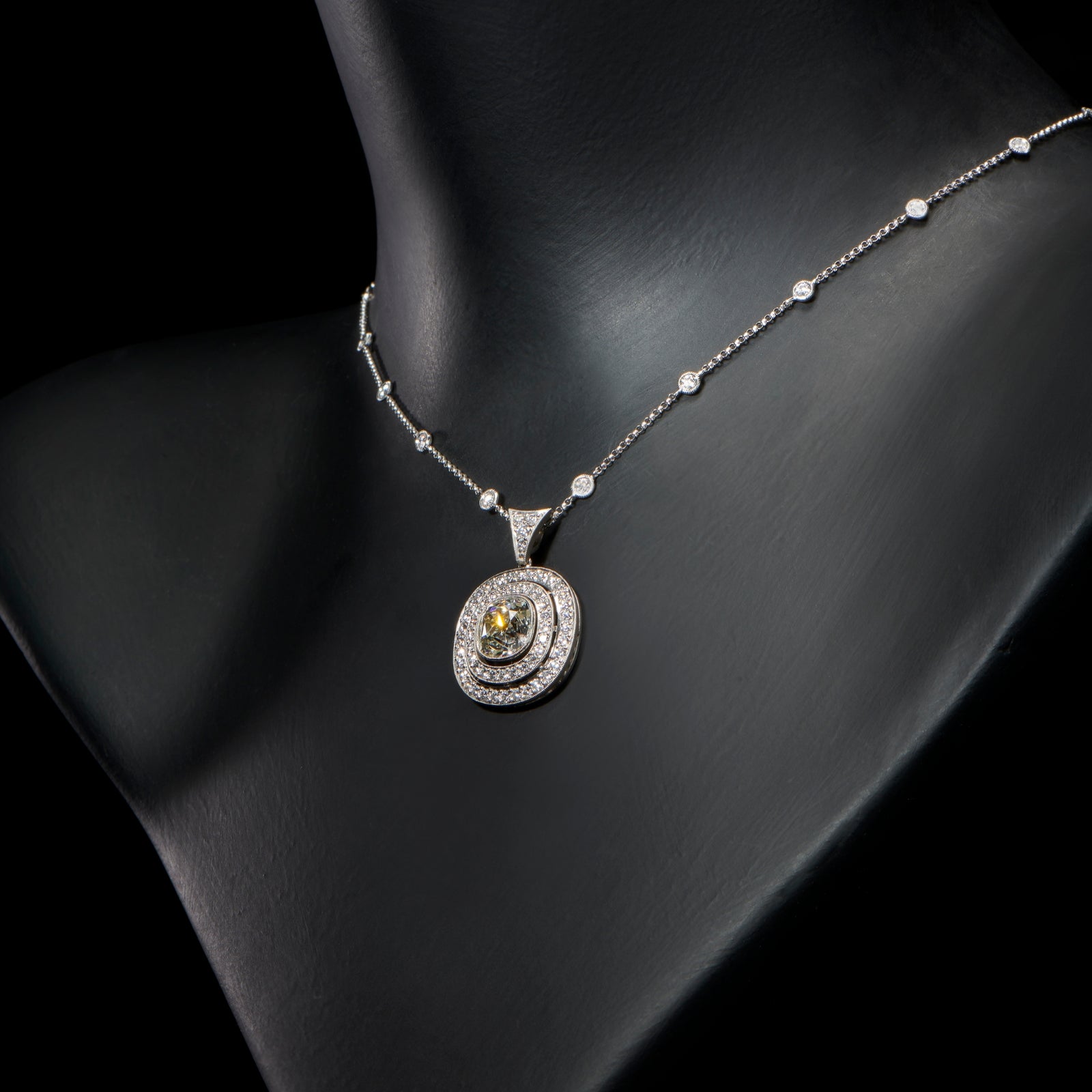 Astoria. A truly remarkable Cousins diamond pendant with an antique diamond of 3.50 carats